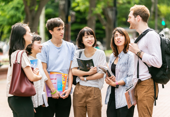 仲間と共に過ごす留学の様子
